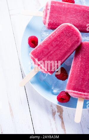 Hausgemachte Himbeerpopsicken auf dem Teller Stockfoto