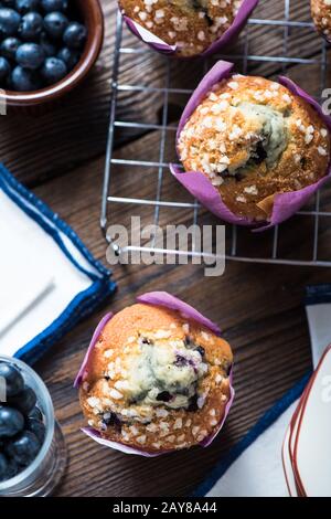 Frische Blaubeer-Muffins werden auf Holztisch serviert Stockfoto