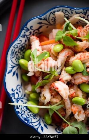 Gesunder Salat im asiatischen Stil Stockfoto