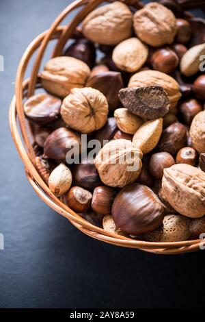 Ganze Nüsse im Korb vermischen Stockfoto