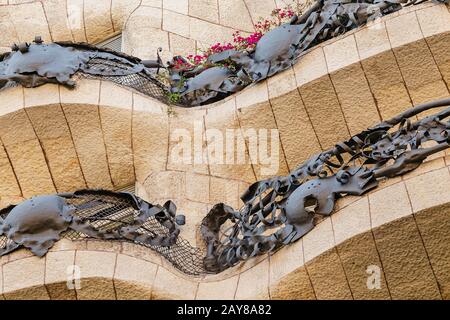 10. JULI 2018, BARCELONA, SPANIEN: Hausfassadenarchitektur in Barcelona Stockfoto