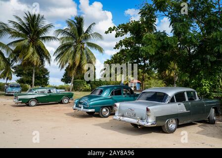 TRINIDAD, KUBA - 11. DEZEMBER 2014: Alter klassischer amerikanischer Parkplatz am Strand von Trinidad, KUBA. Alte amerikanische Autos sind ikonische Sehkraft Stockfoto