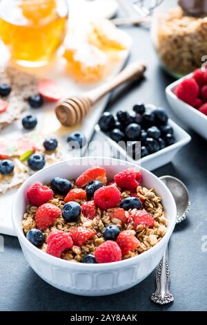 Schüssel mit Granol und Beeren Stockfoto