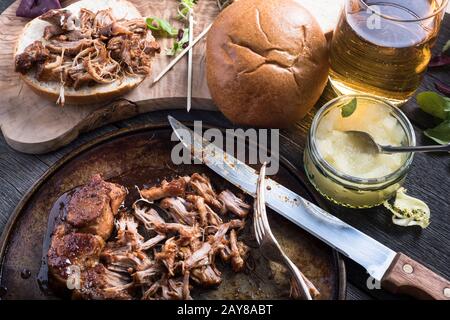 Langsam geröstetes Schweinsandwich Stockfoto