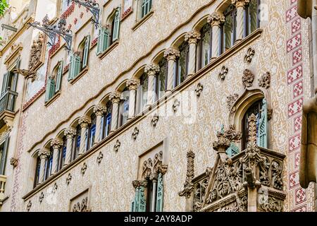10. JULI 2018, BARCELONA, SPANIEN: Modernes Architekturgebäude in Barcelona Stockfoto