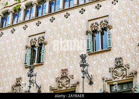 10. JULI 2018, BARCELONA, SPANIEN: Modernes Architekturgebäude in Barcelona Stockfoto