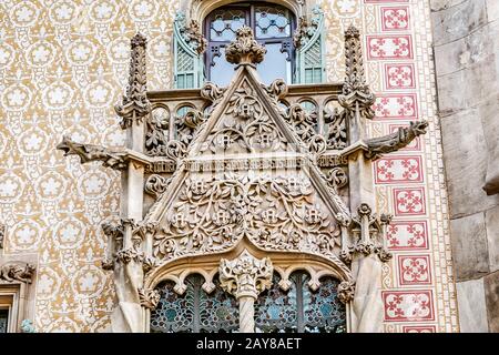 10. JULI 2018, BARCELONA, SPANIEN: Modernes Architekturgebäude in Barcelona Stockfoto