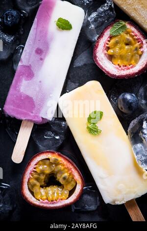 Gesunder erfrischender Snack, fruchtiger Popsicle Stockfoto