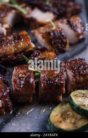 Nahansicht auf gegrillten knusprigen Schweinebauch mit klebriger Glasur Stockfoto