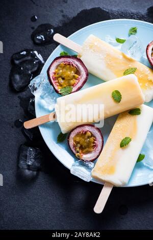 Hausgemachte Passionsfrucht und Joghurt Popsicle Stockfoto
