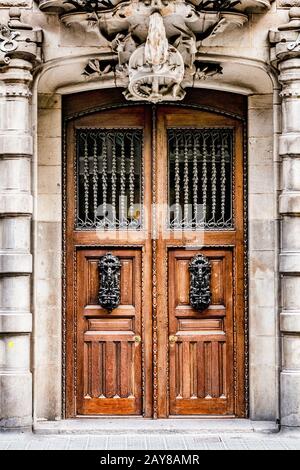 Architekturdetails der Tür in Barcelona Stockfoto