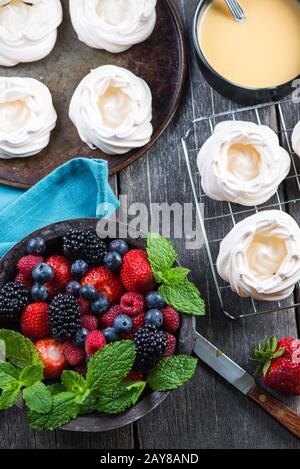 Hausgemachte pavlova Meringue mit frischen Beeren Stockfoto