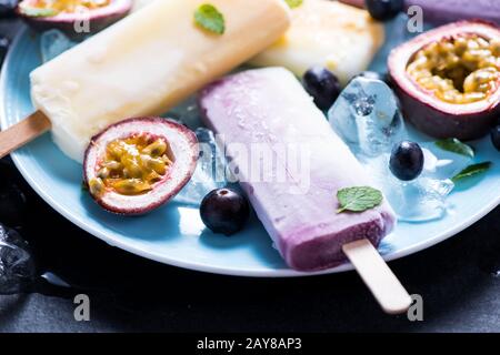 Gesunder erfrischender Snack, fruchtiger Popsicle Stockfoto