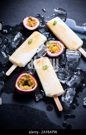 Hausgemachte Passionsfrucht und Joghurt Popsicle Stockfoto