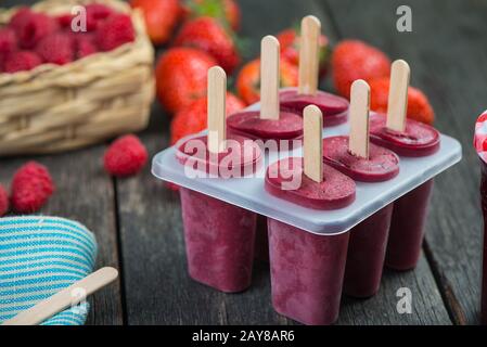 Hausgemachtes Bio-Beerenobst in Lolly Pops Stockfoto