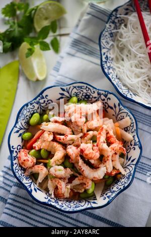 Helthy-Salat, flusskrebse im asiatischen Stil und Edamame Stockfoto