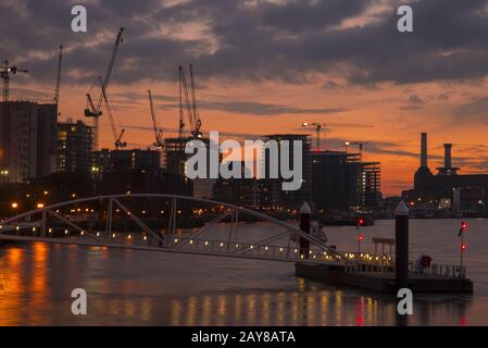 Baukräne und Skylines über Sonnenuntergang in London Stockfoto