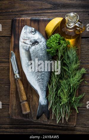 Frische Meeresfische und Kräuter Stockfoto