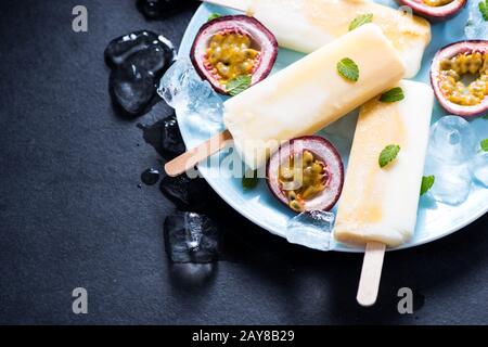 Hausgemachte Passionsfrucht und Joghurt Popsicle Stockfoto
