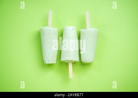 Grüne Päpste auf grünem Pastellgrund Stockfoto