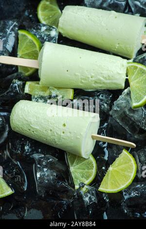 Grüne Avocado-Popskikel Eis Stockfoto