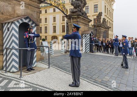 Prag Tschechien - 19. Oktober 2017: Wachwechsel im Präsidentenpalast in der Prager Burg Stockfoto