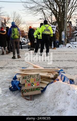 Die Polizei beginnt, Demonstranten und ihre Blockade der CN-Bahngleise während der Stillgelegten Canaada-Proteste in Solidarität mit den Wet'suwet'en zu beseitigen. Stockfoto