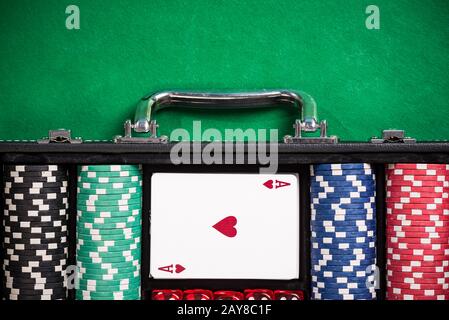 Koffer mit Pokerchips auf Pokertisch Stockfoto