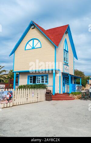 Märchenhaftes Cottage in Anchor Bay, Popeye Village, Malta Stockfoto