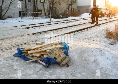 Die Polizei beginnt, Demonstranten und ihre Blockade der CN-Bahngleise während der Stillgelegten Canaada-Proteste in Solidarität mit den Wet'suwet'en zu beseitigen. Stockfoto