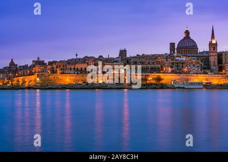 Abendblick auf die Skyline von Valletta, Malta Stockfoto