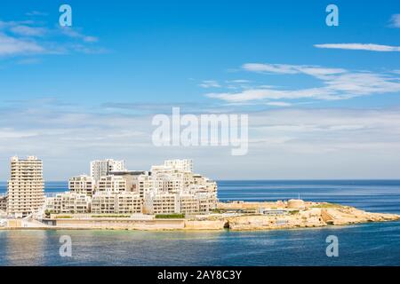 Luftbild über moderne Hotels in Sliema Bay, Malta Stockfoto