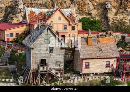 Bunte Häuser in Anchor Bay, Popeye Village, Malta Stockfoto