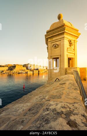 Sonnenaufgang über Valletta, Malta von Senglea aus gesehen Stockfoto