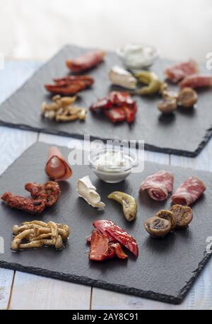 Italienisches Antipasti Misti auf Schiefer Stockfoto