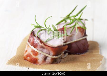 Gegrilltes Schweinefleisch in Schinken verpackt Stockfoto