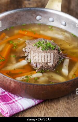 Gekochtes Rinderfilet in einem Vorratsbehälter Stockfoto