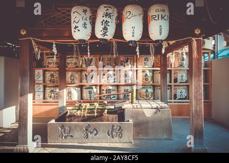 Kazaridaru Fässer im Maruyama-Garten, Kyoto, Japan Stockfoto