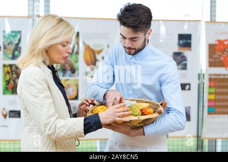 Mann verkauft Nüsse und getrocknete Früchte im Bioladen Stockfoto