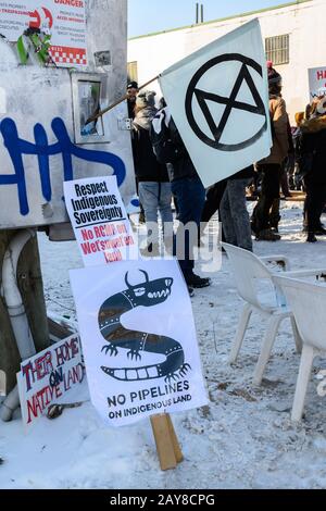 Anti-Pipeline-Demonstranten, die vom Auslöschen organisiert werden Rebellion blockieren Zuggleise in Solidarität mit den Wet'suwet'en Menschen. Stockfoto