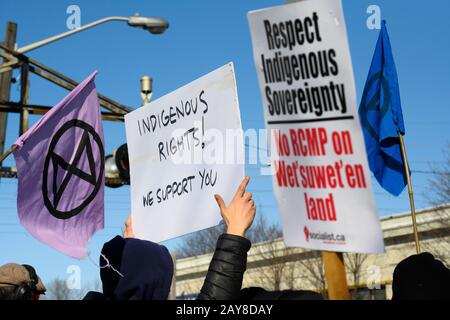 Anti-Pipeline-Demonstranten, die vom Auslöschen organisiert werden Rebellion blockieren Zuggleise in Solidarität mit den Wet'suwet'en Menschen. Stockfoto