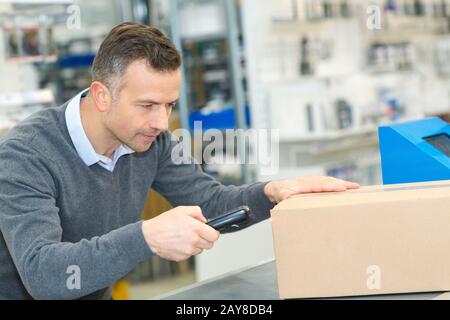 Arbeitnehmer mit Scanner im Lager Stockfoto