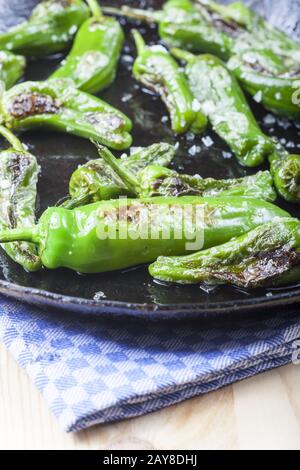 Pimientos de Padron in einer eisernen Pfanne Stockfoto