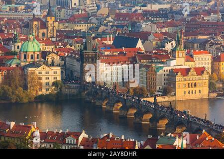 Prag Tschechien - 19. Oktober 2017: Menschen, die auf der Karlsbrücke in Prag spazieren gehen Stockfoto