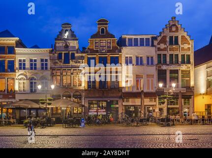 Mechelen, Belgien - 02. Mai 2017: Grote Markt in Mechelen bei Sonnenuntergang Stockfoto