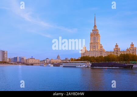 MOSKAU, Russland - 20. OKTOBER: Hotel Ukraine (Radisson Royal) bei Sonnenuntergang, Moskau, Russland, am 20. Oktober 2012 Stockfoto