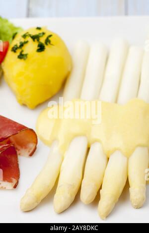 Weißer Spargel mit Schinken auf einem Teller Stockfoto