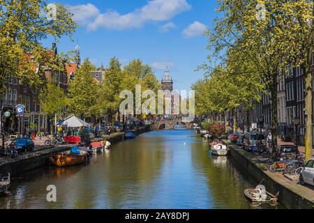 AMSTERDAM NIEDERLANDE - 25. APRIL 2017: Zentralbezirk am 25. April 2017 in Amsterdam Niederlande Stockfoto