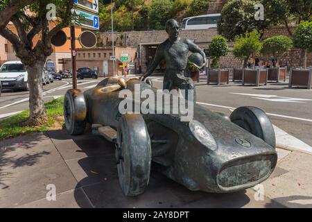 Königreich Monaco - 08. August 2017: Eine Skulptur von Rennwagen und Fahrer Juan Manuel Fangio Stockfoto