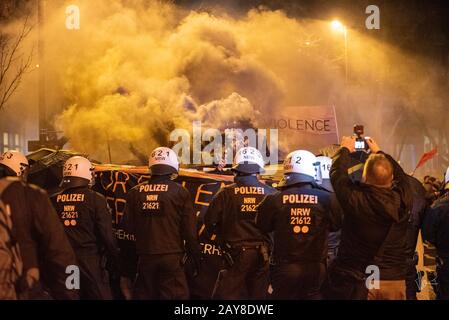 München, Deutschland. Februar 2020. Demonstration gegen die Münchner Sicherheitskonferenz. Am Abend demonstrieren etwa 1200 Demonstranten gegen die Münchner Sicherheitskonferenz. Die Demonstration wird von einem großen Polizeikontingent sichergestellt. Nachdem einige Demonstranten Rauchbomben absetzten, eskaliert die Situation. Polizisten und Demonstranten stehen sich gegenüber. Offensichtlich wurde niemand verletzt. Die Demonstration endet planmäßig am Stachus. .München 14.2.2020 Demonstration gegen die Münchner Sicherheitskonferenz. Kredit: Zuma Press, Inc./Alamy Live News Stockfoto